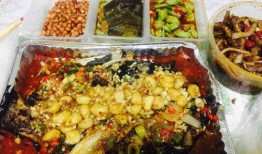 外卖爆料烤鱼怎么做的视频,烤鱼制作全过程大公开