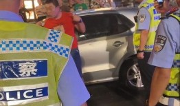 交警爆料被打视频曝光,现场冲突引发社会关注